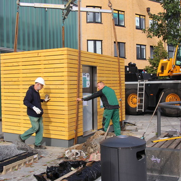 Das Bild zeigt die Installation des WC-Häuschens