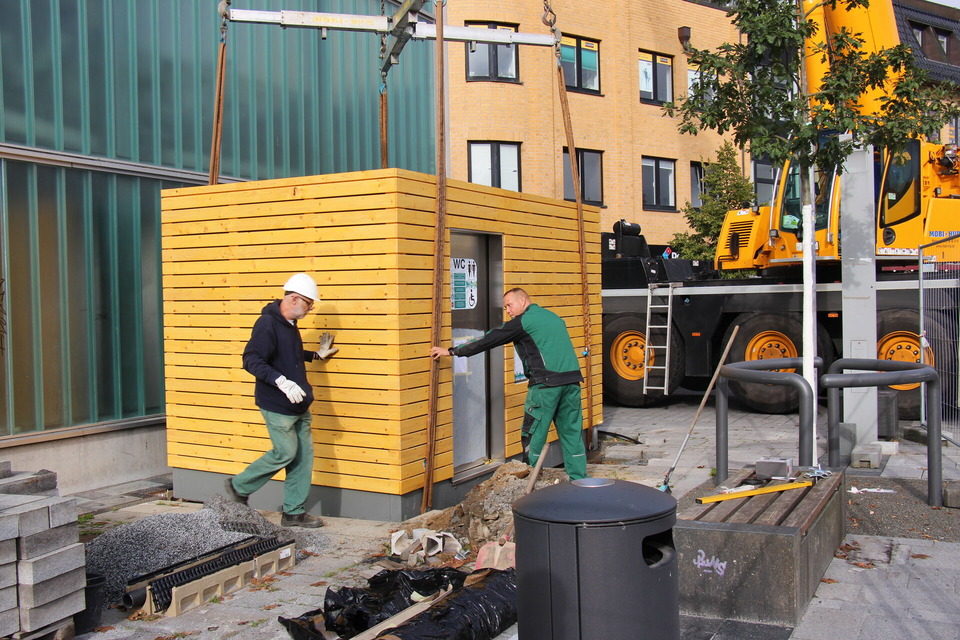Das Bild zeigt die Installation des WC-Häuschens