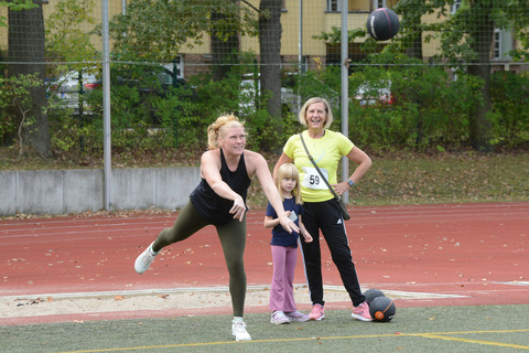 Eine Person wirft einen Medizinball.
