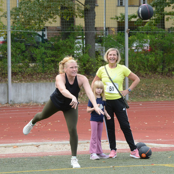 Eine Person wirft einen Medizinball.