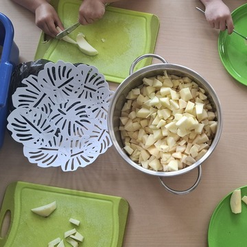 Kinderhänge schneiden Äpfel klein.