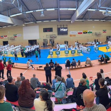 Publikum und Athletinnen und Athletin in der Sporthalle.