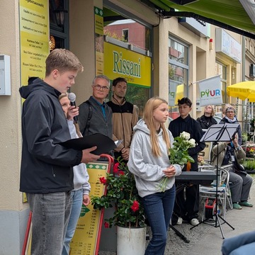Das Bild zeigt die Redner, welche die Biografien vortragen 