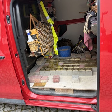 Das Bild zeigt die weiteren Stolpersteine, welche im Auto liegen.