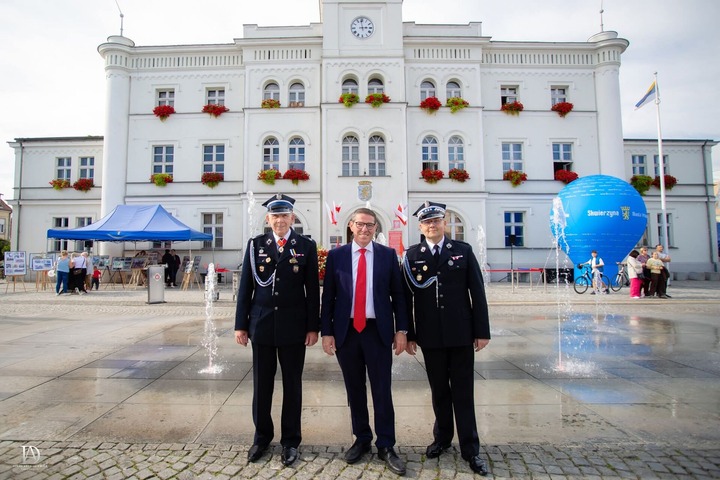 Das Bild zeigt Bürgermeister André Stahl (Mitte) und zwei Mitglieder der Feuerwehr