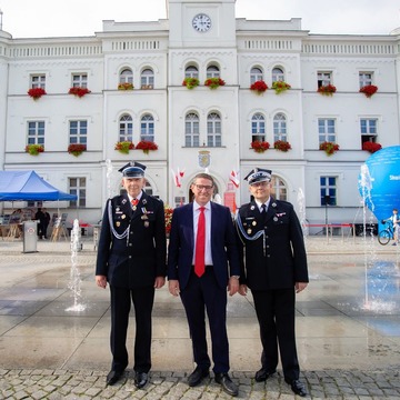 Das Bild zeigt Bürgermeister André Stahl (Mitte) und zwei Mitglieder der Feuerwehr