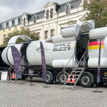 Auf dem Bild sieht man einen Bus in Form von einer Rakete.