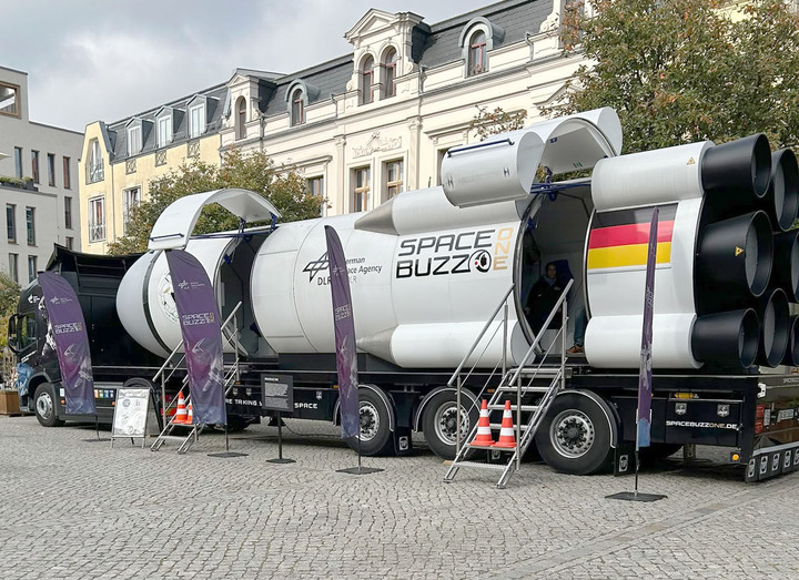 Auf dem Bild sieht man einen Bus in Form von einer Rakete.