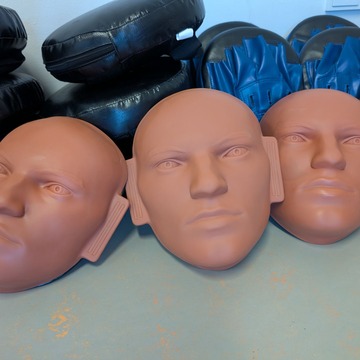 Das Bild zeigt Masken und Handschuhe für den Selbstverteidigung Workshop