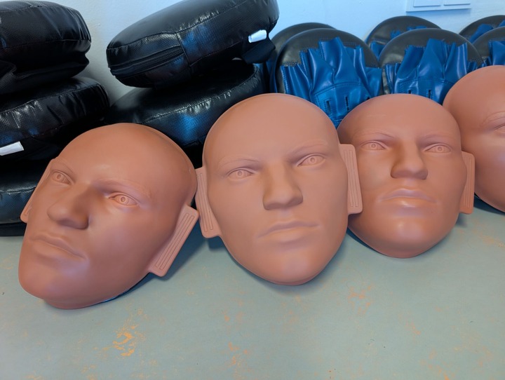 Das Bild zeigt Masken und Handschuhe für den Selbstverteidigung Workshop