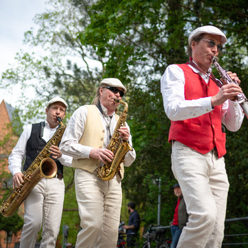 Das Bild zeigt das Trio les Connaisseurs bei Saxophone spielen