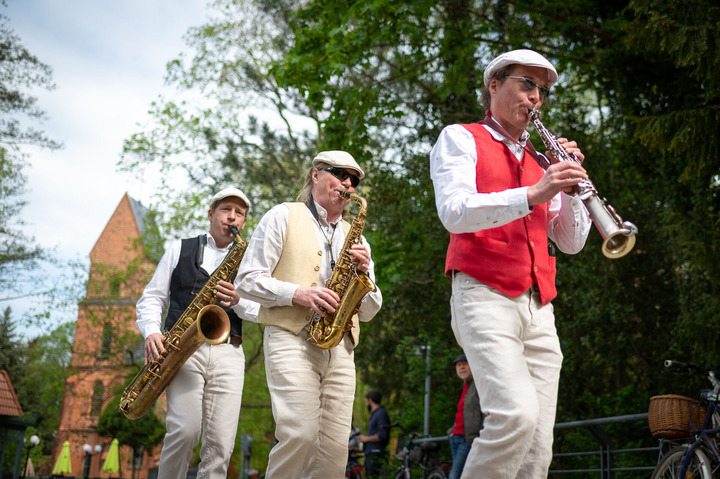 Das Bild zeigt das Trio les Connaisseurs bei Saxophone spielen