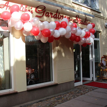 Der Eingang von Angelkas Gardienen Studio Geschmückt mit Luftballons   