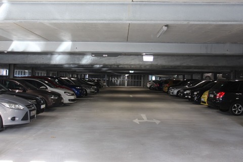 Mehrere Autos Parken auf einer Ebene des Parkhauses.