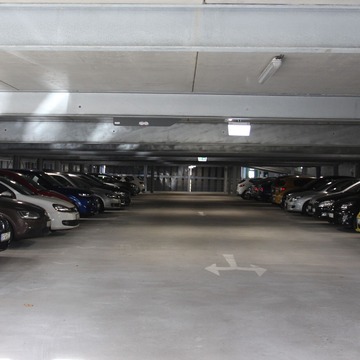 Mehrere Autos Parken auf einer Ebene des Parkhauses. 