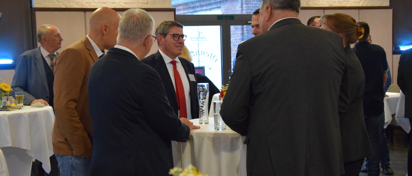 Bürgermeister André Stahl im Gespräch mit weiteren Gästen der Jubiläumsfeier.