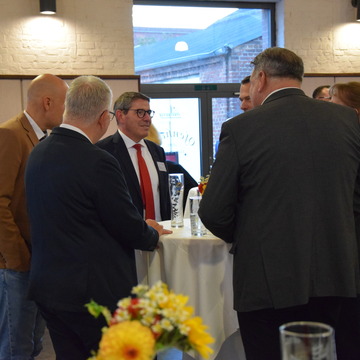Bürgermeister André Stahl im Gespräch mit weiteren Gästen der Jubiläumsfeier.