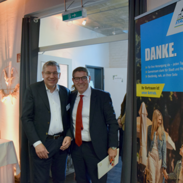 Stadtwerke Geschäftsführer Detlef Stöbe und Bürgermeister André Stahl lächeln in die Kamera. 