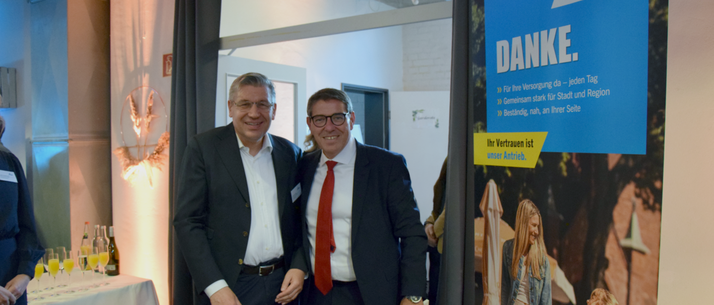 Stadtwerke Geschäftsführer Detlef Stöbe und Bürgermeister André Stahl lächeln in die Kamera. 