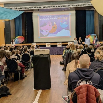 Das Bild zeigt die Eröffnung des Kinderfilmfestes in der Stadthalle Bernau 