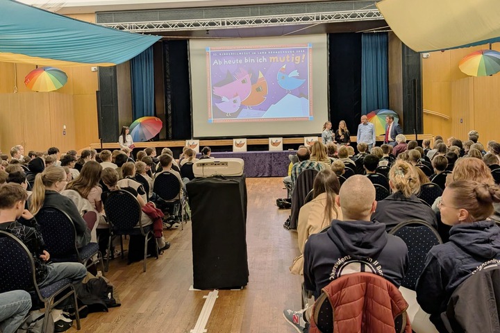 Das Bild zeigt die Eröffnung des Kinderfilmfestes in der Stadthalle Bernau 