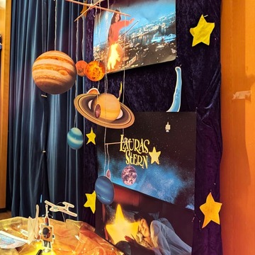 Das Bild zeigt die Deko für den Film Lauras Stern