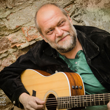 Das Bild zeigt den Musiker Uli Kirsch mit seiner Gitarre
