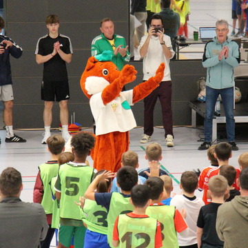 Das Maskottchen Barnike begrüßt die Spielerinnen und Spieler