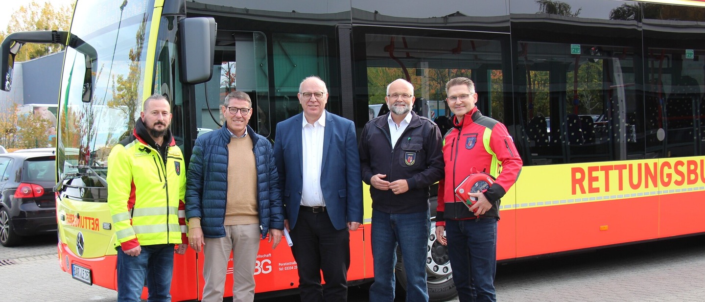 v.l.n.r. Ronny Schiemann, André Stahl, Frank Wruck, Daniel Kurth, Claudius Kaczmarek stehen vor dem neuen Rettungsbus.