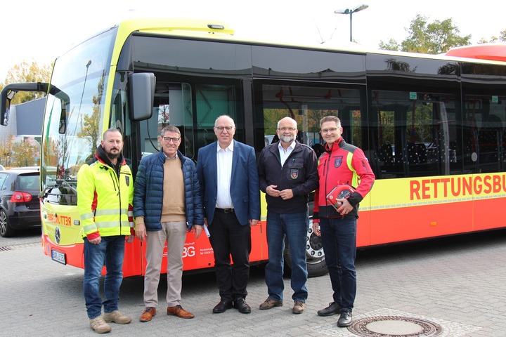 v.l.n.r. Ronny Schiemann, André Stahl, Frank Wruck, Daniel Kurth, Claudius Kaczmarek stehen vor dem neuen Rettungsbus.
