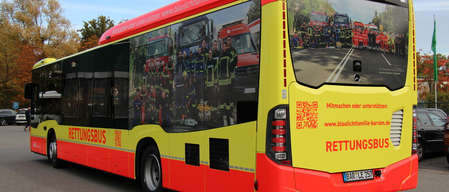 Rückansicht des Busses, Seitendesign mit Bildern von echten Rettungskräften. 